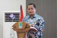 1765926274256-kepala-dinas-komunikasi-dan-informatika-kabupaten-karawang-poltak-lt-saat-menyampaikan-laporan-hasil-monitoring-dan-evaluasi-t-1765882365834_169