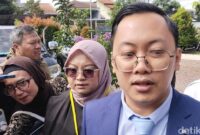 1765947918775-pengacara-atalia-pratatya-debi-agusfriansa-saat-memberikan-keterangan-kepada-wartawan-soal-gugatan-cerai-kliennya-ke-ridwan-ka-1765939251428_169