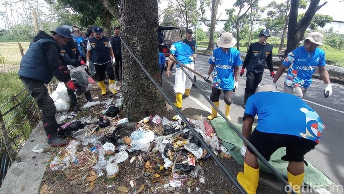 1765969517909-odgj-asuhan-yayasan-mentari-hati-tengah-tekun-mengangkut-sampah-di-jalan-sutoko-tasikmalaya-1765951650738_169