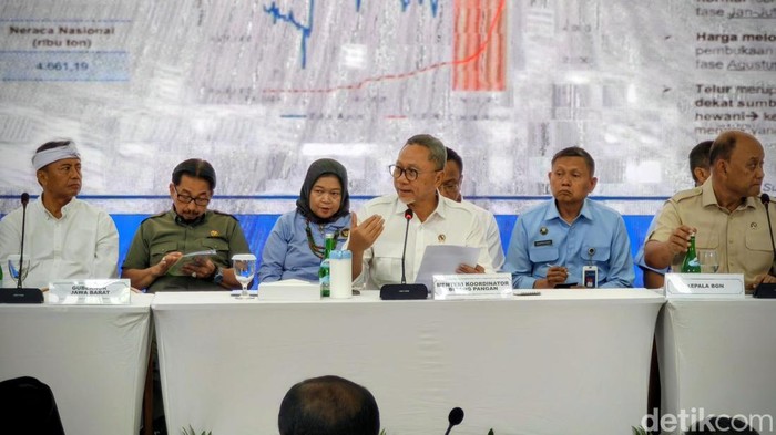 1765969525416-menteri-koordinator-bidang-pangan-zulkifli-hasan-1765954288415_169