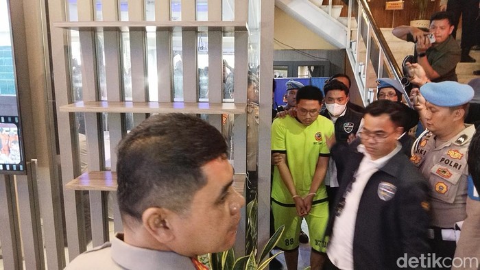 1765991115159-polda-jabar-menetapkan-resbob-jadi-tersangka-1765961311167_169