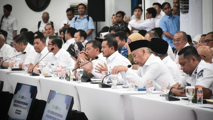 1765991118947-bupati-sumedang-dony-ahmad-munir-saat-menghadiri-rapat-koordinasi-penyelenggaraan-mbg-provinsi-jawa-barat-yang-dipimpin-oleh-m-1765980584136_169