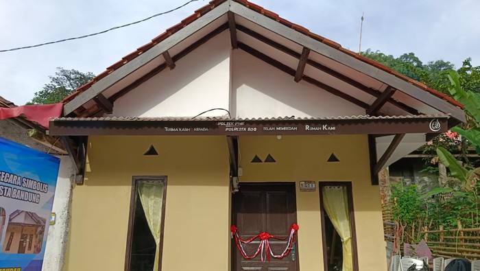 1765991123669-kondisi-rumah-ade-juriah-70-di-kampung-pojok-desa-bojongmanggu-kecamatan-pameungpeuk-kabupaten-bandung-1765967404103_169