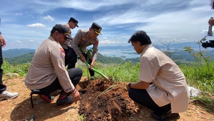 1765991125278-penanaman-pohon-di-bekas-galian-tambang-di-sumedang-1765974398914_169