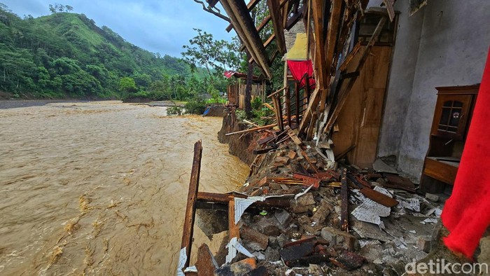 1765991126962-erosi-sungai-cidadap-sukabumi-1765788604131_169