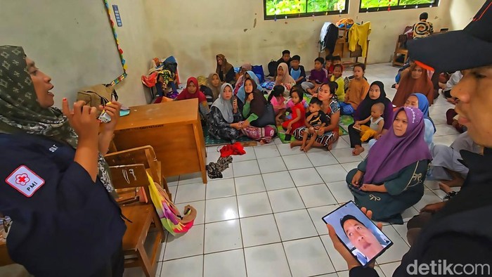 1766012672039-gedung-sdn-kawungluwuk-dijadikan-sebagai-posko-darurat-bagi-penyintas-bencana-di-desa-cidadap-kecamatan-simpenan-1765972372210_169