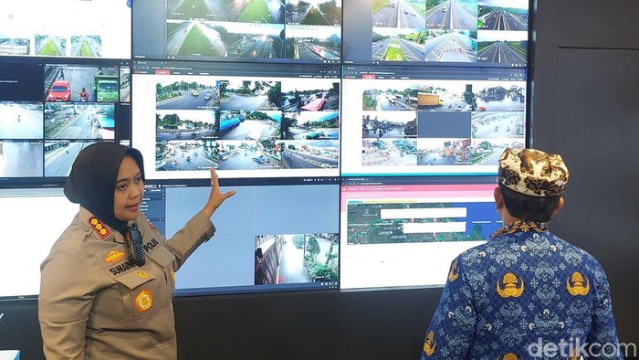 1766012674814-bupati-cirebon-bersama-forkopimda-saat-monitoring-di-km-188-tol-cipali-1765965588561_169