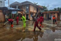 1766034304808-petugas-membersihkan-lumpur-di-puskesmas-palabuhanratu-sukabumi-1766033683168_169