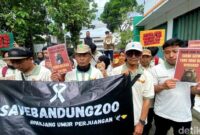 1766034307134-karyawan-bandung-zoo-berunjuk-rasa-mendesak-bbksda-jabar-buka-operasional-bandung-zoo-1766030873094_169