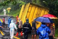 1766034308149-patahan-aspal-membuat-ruas-jalan-tidak-bisa-dilintasi-kendaraan-berat-1766029491465_169