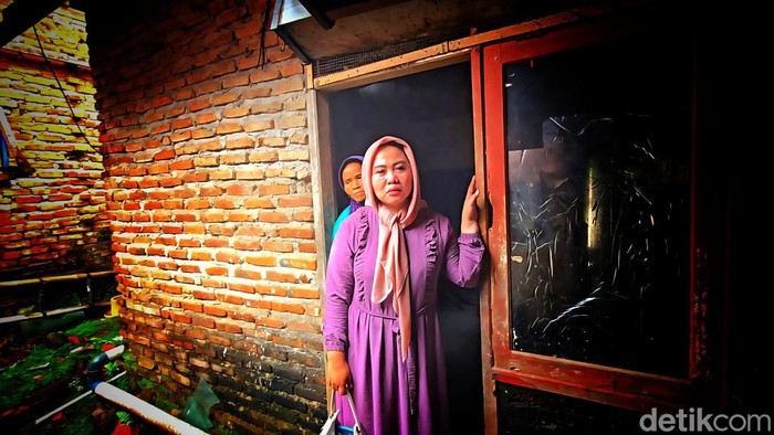 1766034309940-sarifah-40-warga-terakhir-di-rt-0615-kampung-sawah-tengah-desa-cidadap-kabupaten-sukabumi-1766022259158_169