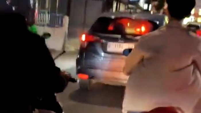 1766034310764-video-viral-warga-mengejar-mobil-yang-diteriaki-pelaku-tabrak-lari-di-bandung-1766025257349_169