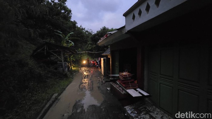 1766034313061-suasana-di-kampung-sawah-tengah-kabupaten-sukabumi-rabu-17122025-sore-1765972466633_169