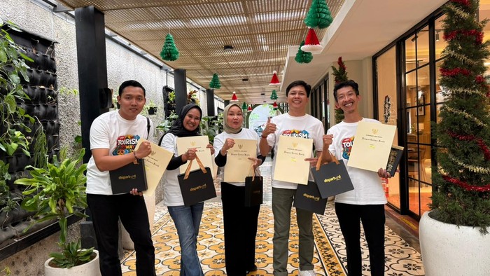 1766055957805-kementerian-pariwisata-republik-indonesia-kemenpar-ri-memfasilitasi-dani-ahmad-mubarok-bersama-empat-mentor-terbaik-lainnya-un-1766054713380