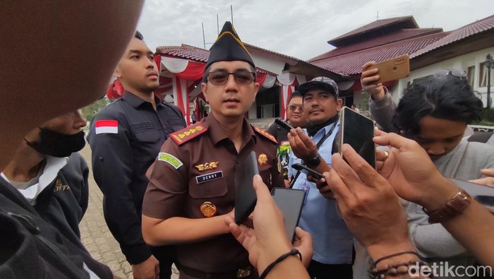 1766055960188-kepala-kejaksaan-negeri-kabupaten-bogor-denny-achmad-1766041553262_169