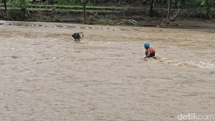 1766055961474-aksi-abah-endang-seberangi-sungai-cidadap-1766052125714_169