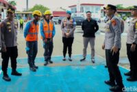 1766055963781-wakapolres-karawang-kompol-rizky-adi-saputro-saat-meninjau-pospam-nataru-cipeundeuy-jalan-pantura-kabupaten-karawang-1766050711601_169