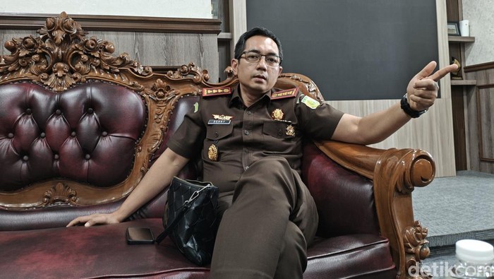 1766055965062-kepala-kejaksaan-negeri-kabupaten-bogor-denny-achmad-1766037145743_169