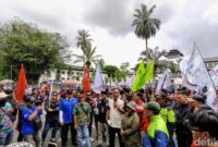 1766055969304-buruh-jabar-melakukan-aksi-tolak-pp-pengupahan-1766042813468_169