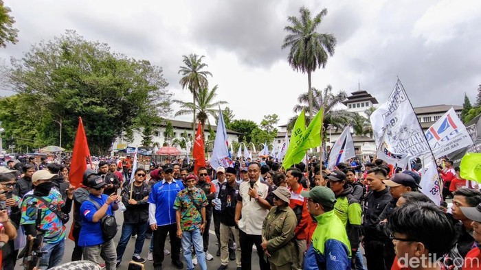 1766055969304-buruh-jabar-melakukan-aksi-tolak-pp-pengupahan-1766042813468_169