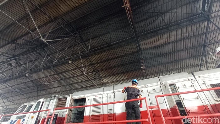 1766077507714-pengecekan-lokomotif-di-depo-lokomotif-cirebon-1766045875600_169