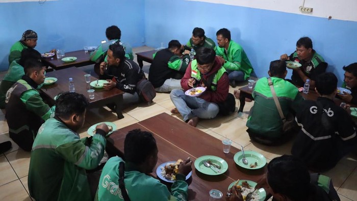 1766077509064-ojol-di-subang-saat-menikmati-makan-siang-gratis-1766064681475_169