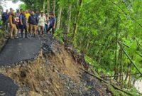 1766077520842-wakil-bupati-sukabumi-andreas-saat-meninjau-bencana-pergerakan-tanah-1766057797691_169