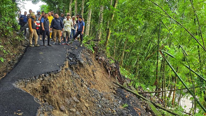 1766077520842-wakil-bupati-sukabumi-andreas-saat-meninjau-bencana-pergerakan-tanah-1766057797691_169