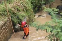 1766077523058-proses-pencarian-bocah-laki-laki-yang-hanyut-di-saluran-drainase-1766057228674_169