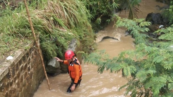 1766077523058-proses-pencarian-bocah-laki-laki-yang-hanyut-di-saluran-drainase-1766057228674_169