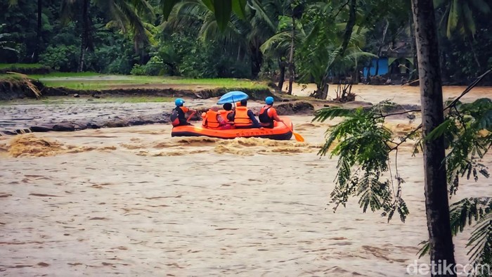 1766077524553-evakuasi-membelah-arus-sungai-cidadap-1766042275709_169