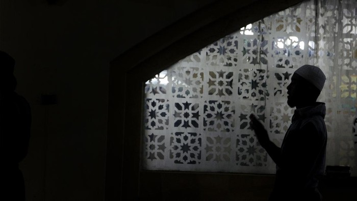 1766099065166-umat-muslim-mulai-iktikaf-di-masjid_169