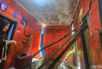 1766228717851-yeni-menunjukkan-rumahnya-yang-rusak-akibat-pergeseran-tanah-di-sukabumi-1766221821709_169