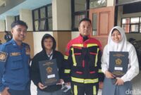 1766466328063-petugas-damkar-cimahi-ambilkan-rapor-siswa-smk-1766374978502_169