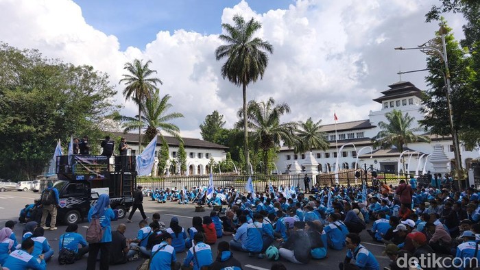 1766487915767-aksi-buruh-jabar-di-gedung-sate-1765874712089_169