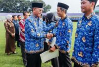 1766509505072-bupati-ciamis-menyerahkan-sk-pppk-paruh-waktu-di-stadiun-gaduh-1766471811287_169