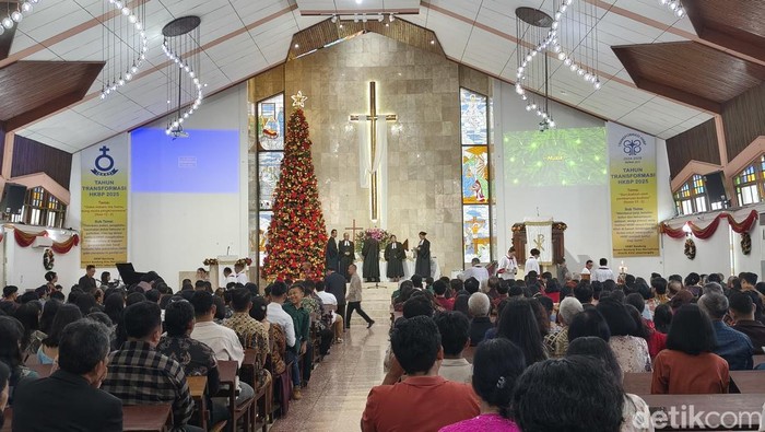 1766639102226-suasana-ibadah-natal-di-gereja-hkbp-bandung-1766634121354_169