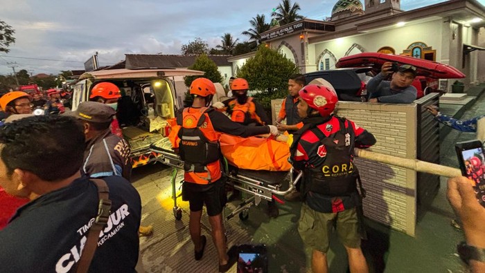 1766855104215-relawan-gabungan-evakuasi-korban-tenggelam-1766834516024_169