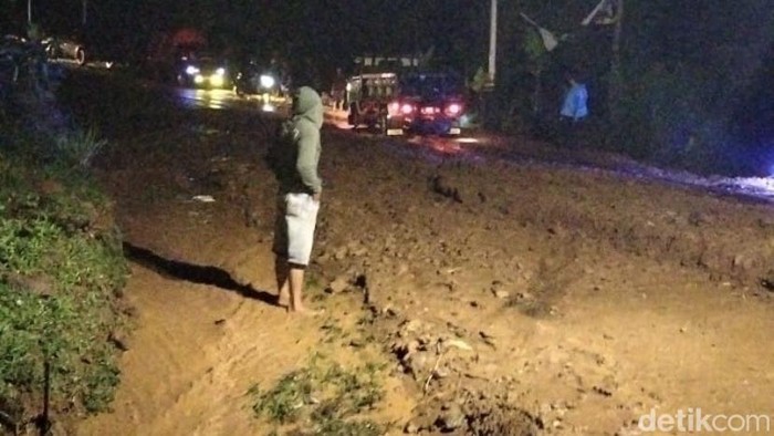 1766984736677-kondisi-jalan-provinsi-sukabumi-sagaranten-yang-tertutup-longsor-1766969097416_169