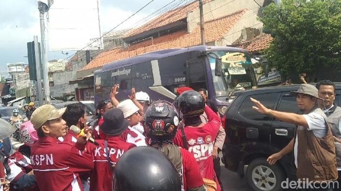 1767006335113-ketegangan-saat-aksi-unjuk-rasa-buruh-di-majalengka-1766995187875_169