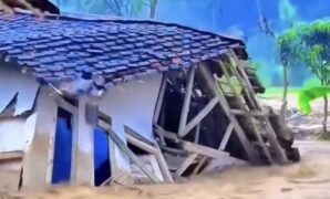1767092753174-potongan-video-viral-rumah-yang-ambruk-dan-hanyut-terbawa-banjir-bandang-1767083734702_169