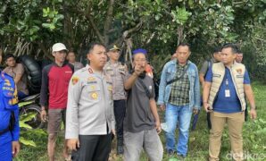 1767092755817-kapolres-pangandaran-akbp-andri-kurniawan-memantau-insiden-penerjun-payung-jatuh-1767082065000_169