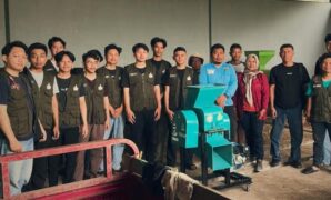 1767114304553-mahasiswa-polman-bandung-saat-kkn-di-majalengka-1767090772743_169