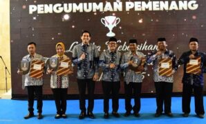 1767114307389-pemkab-indramayu-berikan-penghargaan-atas-kebersihan-lingkungan-dan-kinerja-pemerintahan-1767091751438_169