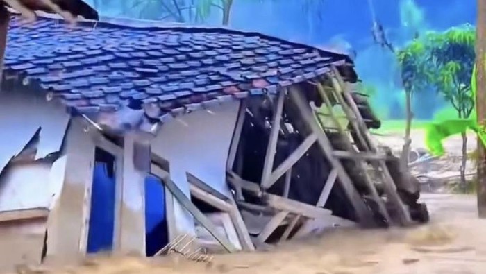 1767114309473-potongan-video-viral-rumah-yang-ambruk-dan-hanyut-terbawa-banjir-bandang-1767083734702_169