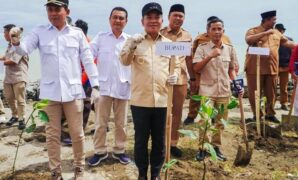 1767135879506-bupati-karawang-aep-syaepuloh-bersama-fraksi-gerindra-dprd-kabupaten-karawang-di-pesisir-pantai-cemarajaya-1767088719244_43