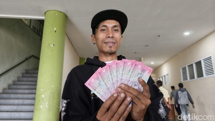 1767157536584-penyerahan-kompensasi-rp-500-ribu-untuk-sopir-angkot-yang-diliburkan-saat-tahun-baru-2026-1767155395393_169