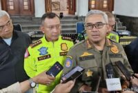 1767200705574-wali-kota-bandung-m-farhan-usai-meninjau-sejumlah-titik-jelang-pergantian-tahun-baru-2026-1767195085222_169