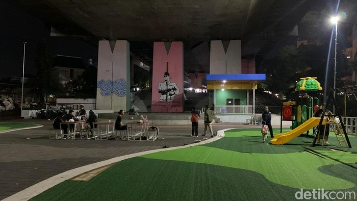 1767243989751-suasana-malam-tahun-baru-di-taman-film-bandung-1767237128787_169