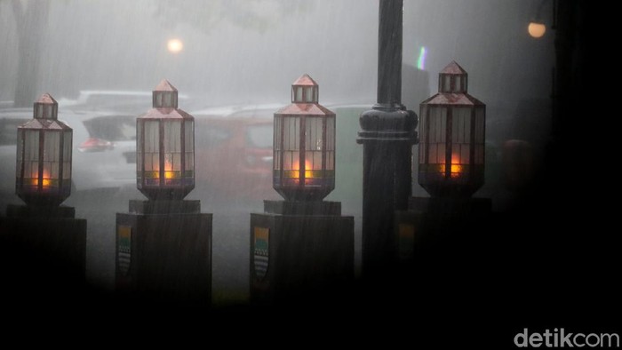 1767308670285-cuaca-ekstrem-bandung-diguyur-hujan-angin-dan-petir-1_169